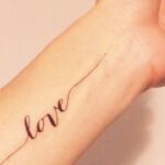 schrift-tattoo-auf-dem-unterarm-love